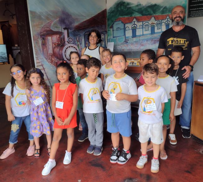 api-modulos/fotos/img/galeria_cat_culturais_490/490/13444/VISITA GUIADA POR GUSTAVO, PRÉ ESCOLA MARIA TEREZA BROCHADO - ABELHINHA DOURADA, PROF. MILENE, 17.09.2025 (1 (7).jpg